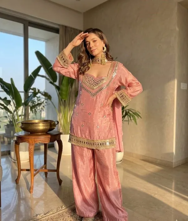 Pink_Silk_Blend_Mirror_Work_Embroidered_Kurta_Set_For_Women