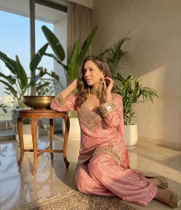Pink_Silk_Blend_Mirror_Work_Embroidered_Kurta_Set_For_Women
