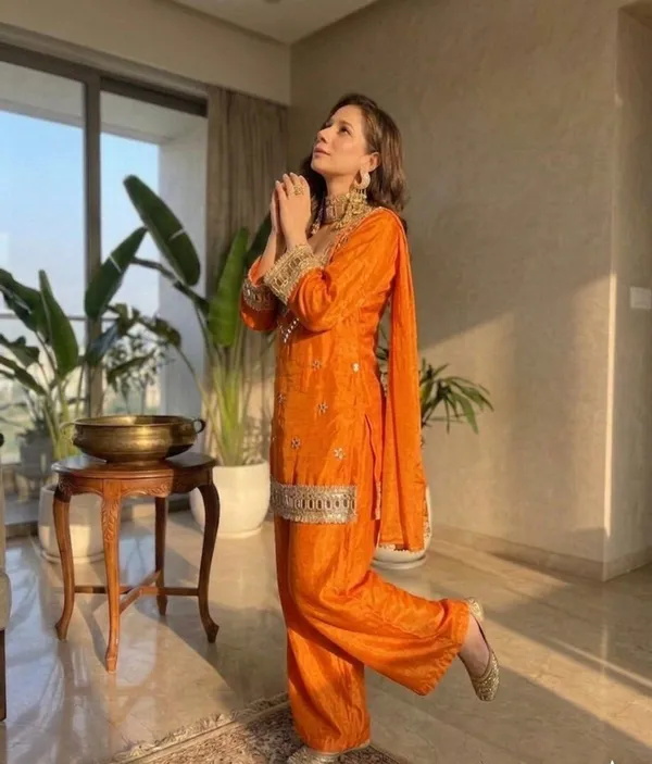 Orange_Silk_Blend_Mirror_Work_Embroidered_Kurta_Set_For_Women
