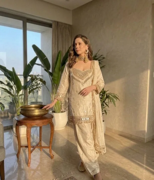 Cream_Silk_Blend_Embroidered_Kurta_Set_For_Women