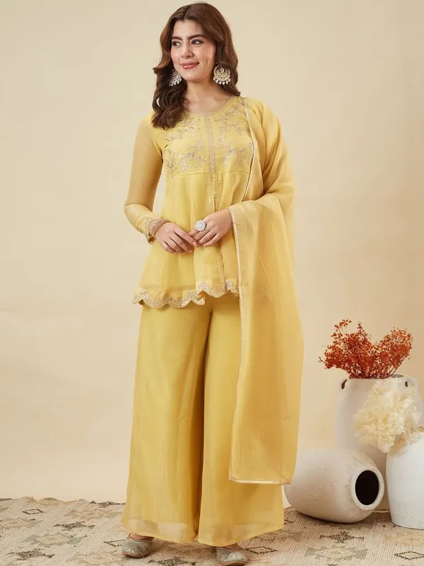 Yellow_Silk_Blend_Embroidered_Kurta_Set_For_Women