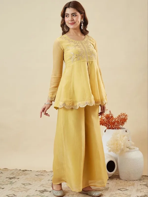 Yellow_Silk_Blend_Embroidered_Kurta_Set_For_Women