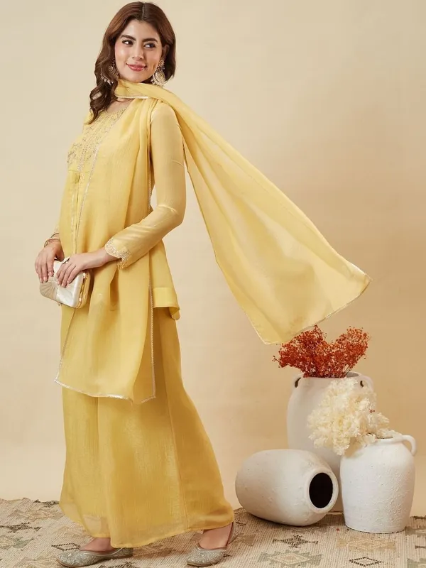 Yellow_Silk_Blend_Embroidered_Kurta_Set_For_Women