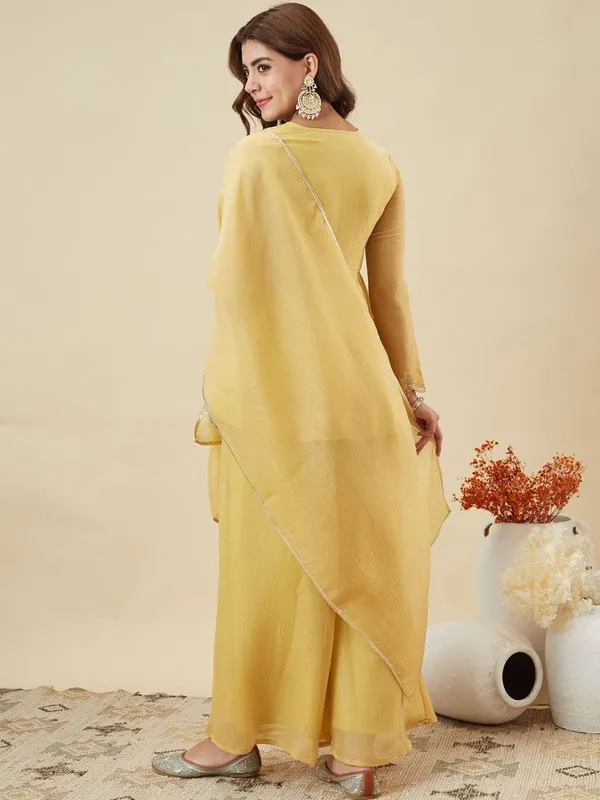 Yellow_Silk_Blend_Embroidered_Kurta_Set_For_Women