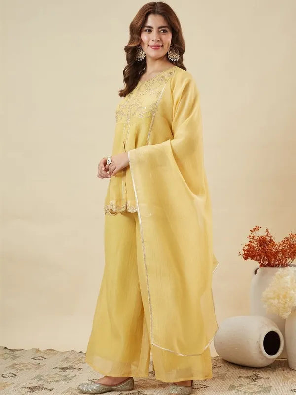 Yellow_Silk_Blend_Embroidered_Kurta_Set_For_Women