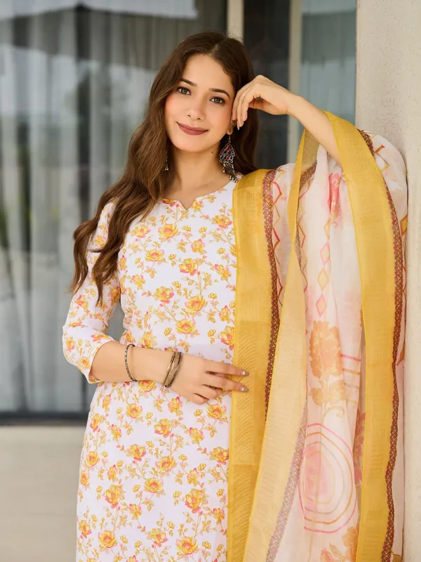 Yellow_Silk_Blend_Floral_Printed_Kurta_Set_For_Women