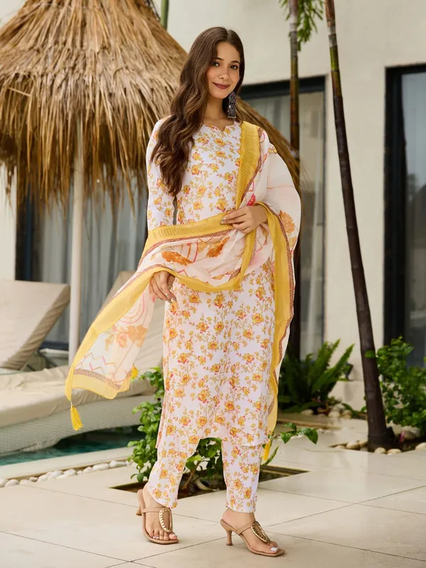 Yellow_Silk_Blend_Floral_Printed_Kurta_Set_For_Women