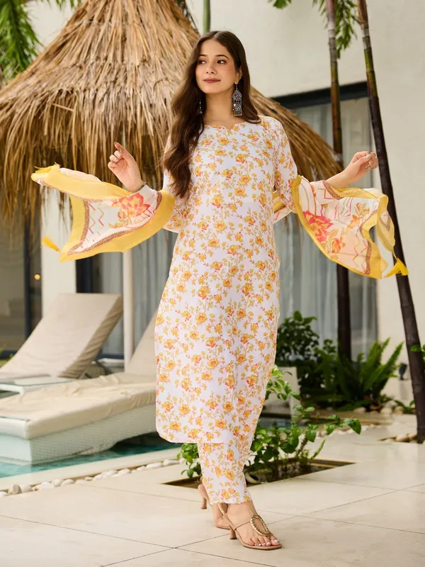 Yellow_Silk_Blend_Floral_Printed_Kurta_Set_For_Women