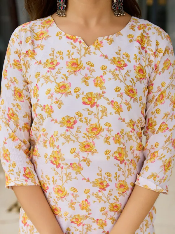 Yellow_Silk_Blend_Floral_Printed_Kurta_Set_For_Women