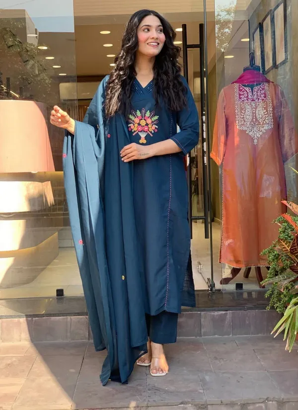 Green_Viscose_Rayon_Straight_Embroidered_Kurta_Set_For_Women