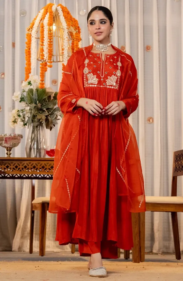 Red_Chanderi_Silk_Floral_Embroidered_Kurta_Set_For_Women