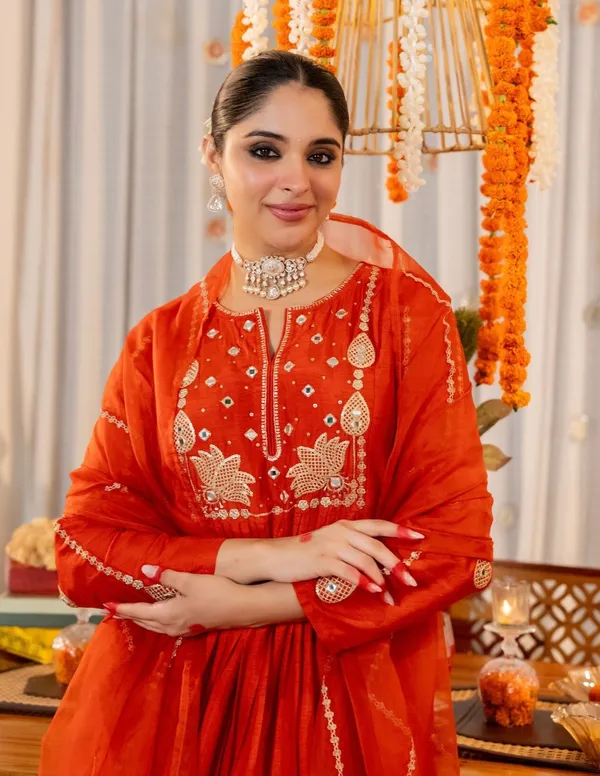 Red_Chanderi_Silk_Floral_Embroidered_Kurta_Set_For_Women