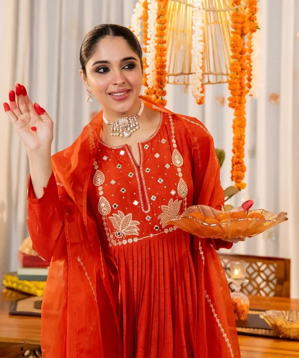Red_Chanderi_Silk_Floral_Embroidered_Kurta_Set_For_Women