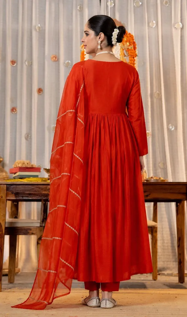 Red_Chanderi_Silk_Floral_Embroidered_Kurta_Set_For_Women