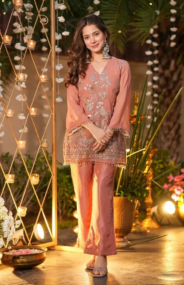 Peach_Silk_Blend_Straight_Sequinned_Kurta_Pant_Set_For_Women