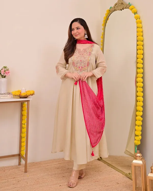 Cream_Chiffon_Flared_Thread_Embroidered_Anarkali_Kurta_Set_For_Women