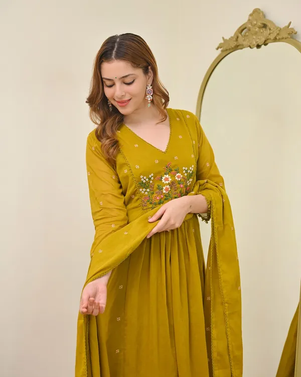 Yellow_Chanderi_Tiered_Floral_Embroidered_Kurta_Set_For_Women