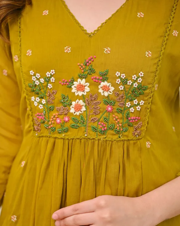 Yellow_Chanderi_Tiered_Floral_Embroidered_Kurta_Set_For_Women