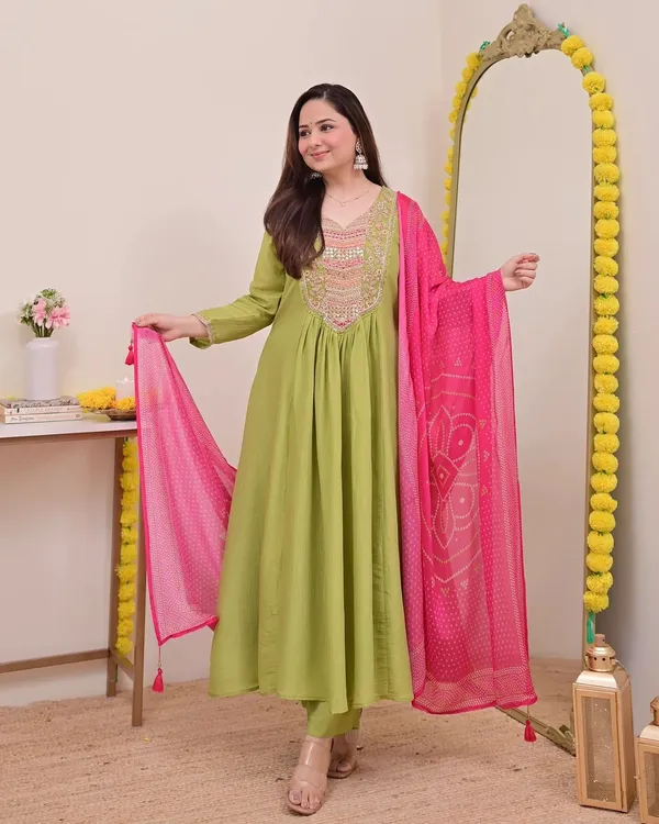 Green_Chiffon_Anarkali_Thread_Embroidered_Kurta_Set_For_Women