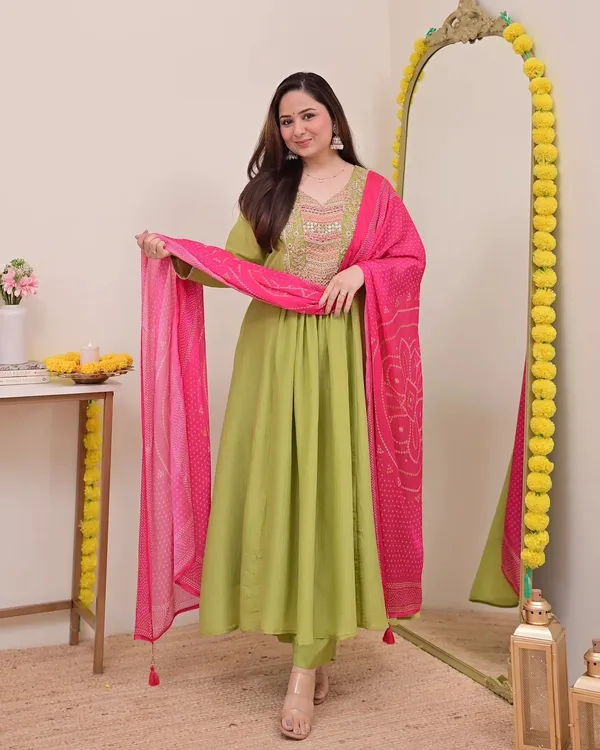 Green_Chiffon_Anarkali_Thread_Embroidered_Kurta_Set_For_Women