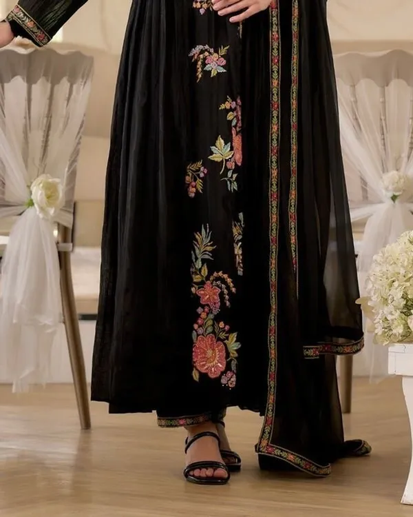 Black_Georgette_Anarkali_Thread_Work_Kurta_Set_For_Women