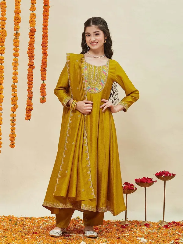 Yellow_Vichitra_Silk_Embroidered_Festive_Kurta_Pyjama_Dupatta_Set_For_Girls