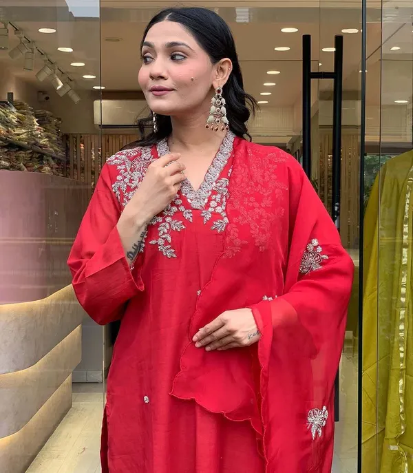 Red_Chanderi_Embroidered_Straight_Kurta_Set_For_Women
