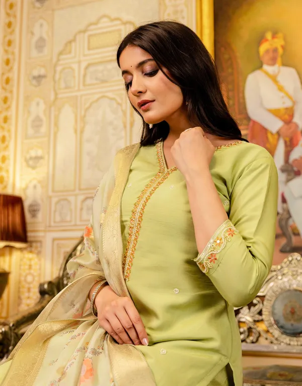 Green_Viscose_Straight_Floral_Embroidered_Kurta_Set_For_Women