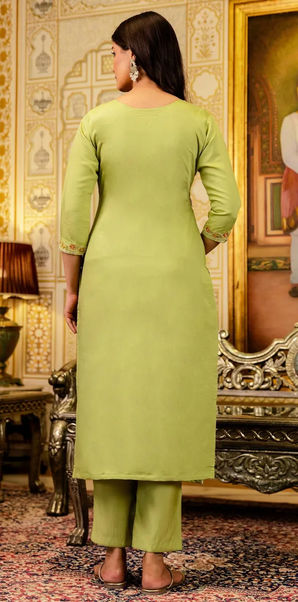 Green_Viscose_Straight_Floral_Embroidered_Kurta_Set_For_Women