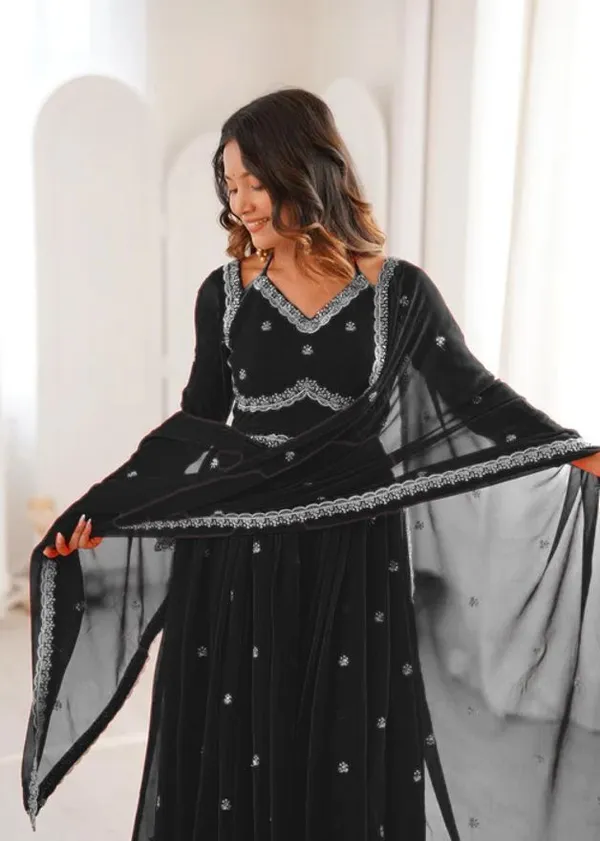Black_Cotton_Anarkali_Embroidered_Kurta_Set_For_Women