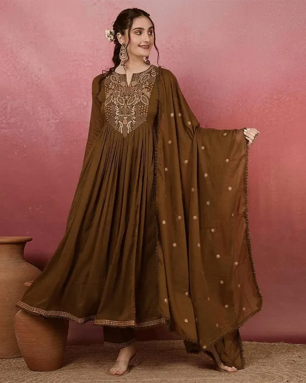 Dark_Green_Viscose_Chanderi_Embroidered_Kurta_Set_For_Women