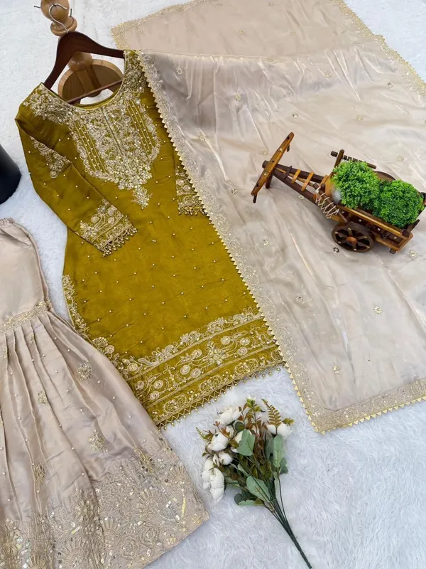 Green_Silk_Blend_Embroidered_Festive_Kurta_Set_For_Women