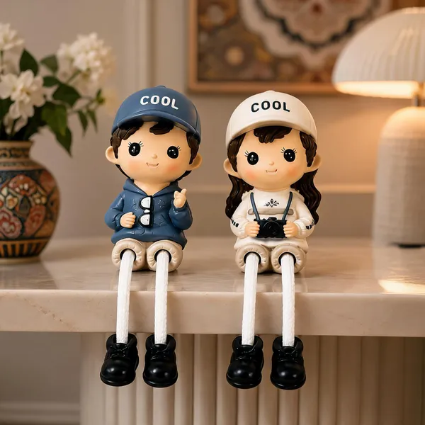 Polyresin_Family_Theme_Matching_Hats_Couple_Showpiece