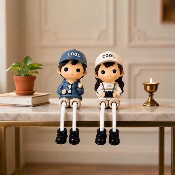 Polyresin_Family_Theme_Matching_Hats_Couple_Showpiece