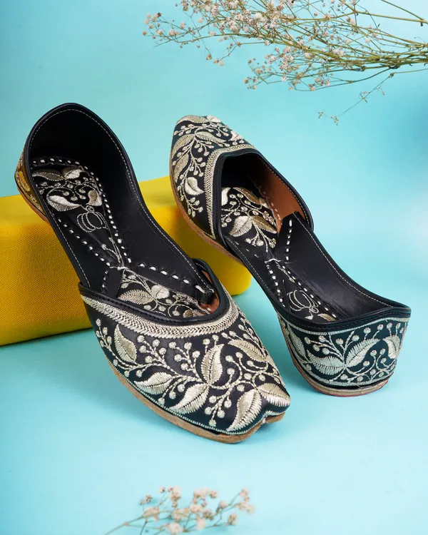 Black_Leather_Zari_Embroidered_Flat_Juttis_For_Women