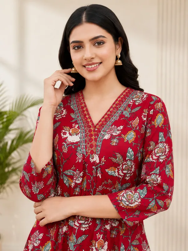 Bibhatsu_Apparels_Women's_Red_Floral_Printed_Anarkali_Cotton_Kurti_V_Neck_Flared_Fit