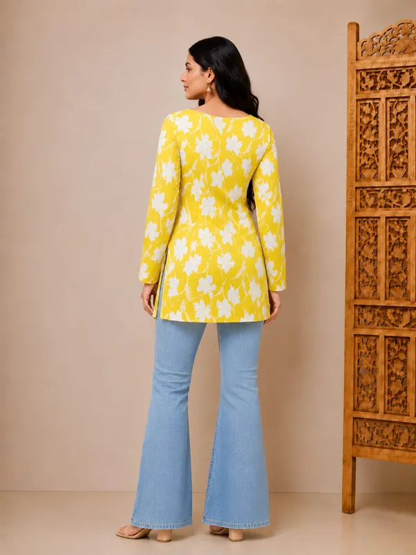 Bibhatsu_Women's_Yellow_Floral_Printed_Square_Neck_Cotton_Kurti