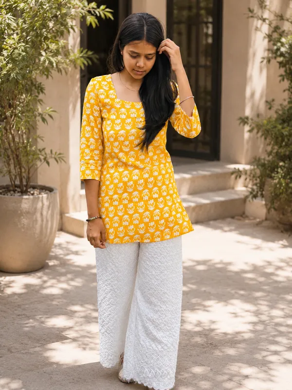 Bibhatsu_Women's_Mustard_Yellow_Floral_Printed_Straight_Cotton_Kurti