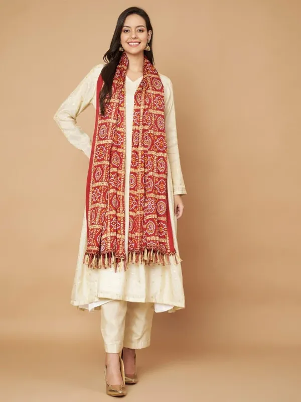 Maroon_Chinon_Crushed_Bandhani_Printed_Dupatta_With_Tassels_For_Women