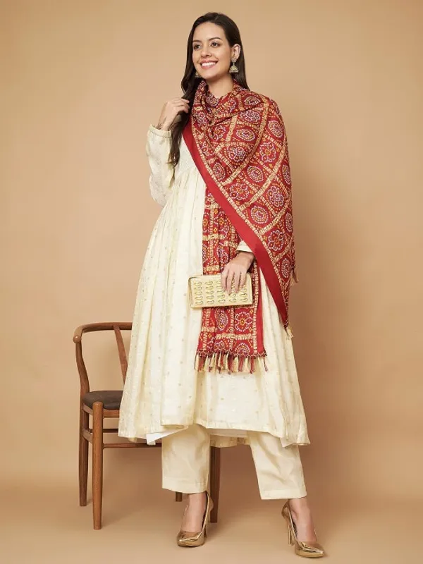 Maroon_Chinon_Crushed_Bandhani_Printed_Dupatta_With_Tassels_For_Women