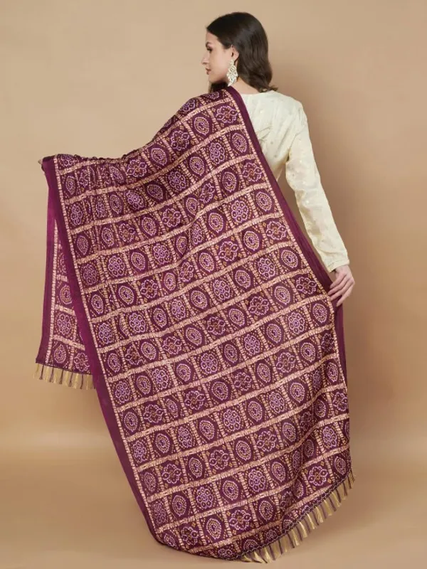 Purple_Chinon_Crushed_Bandhani_Printed_Dupatta_With_Tassels_For_Women