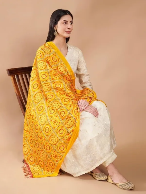 Yellow_Chinon_Crushed_Bandhani_Printed_Dupatta_With_Tassels_For_Women
