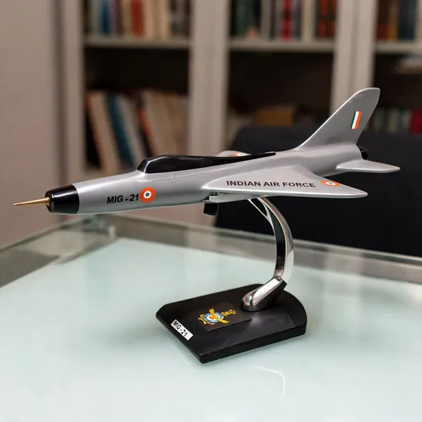 Grey_Aluminium_Die_Cast_Mig_21_Aircraft_Miniature
