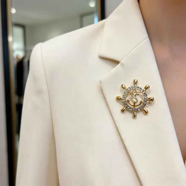 Golden_Metal_Ship_Wheel_American_Diamond_Brooch