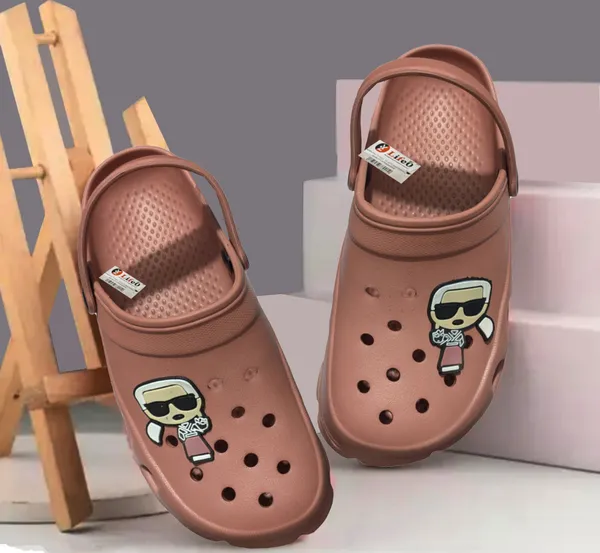 Brown_Casual_Clog_Shoes_For_Adults
