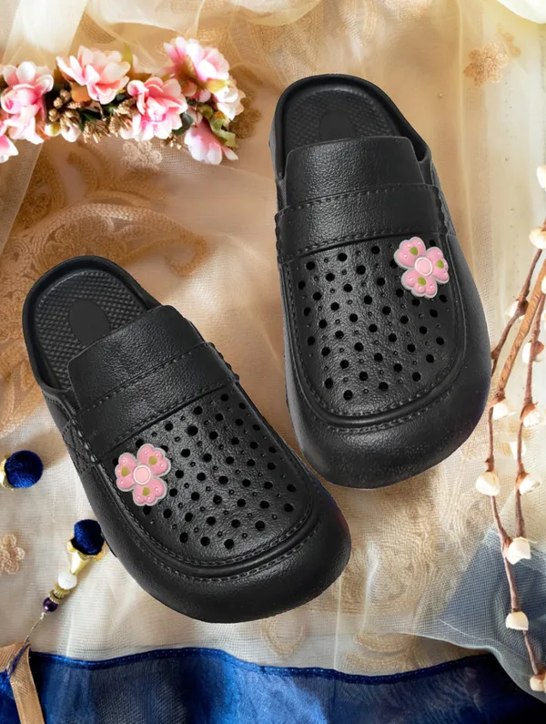 Black_Slip-On_Clog_Sandals_For_Women