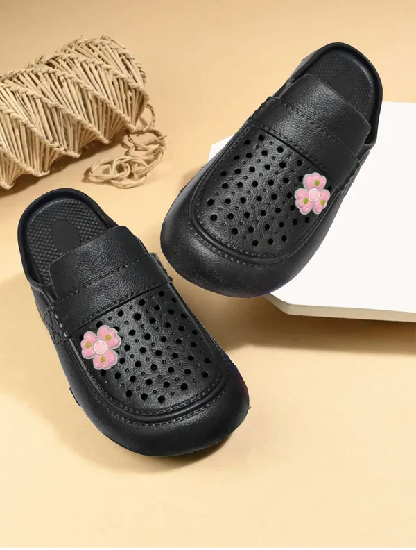 Black_Slip-On_Clog_Sandals_For_Women