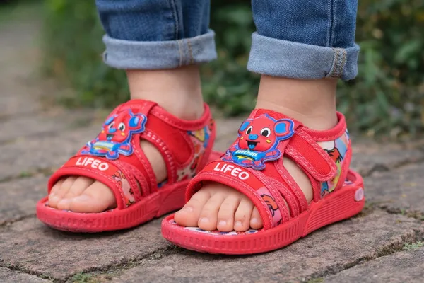 Pink_Cartoon_Velcro_Sandals_For_Girls