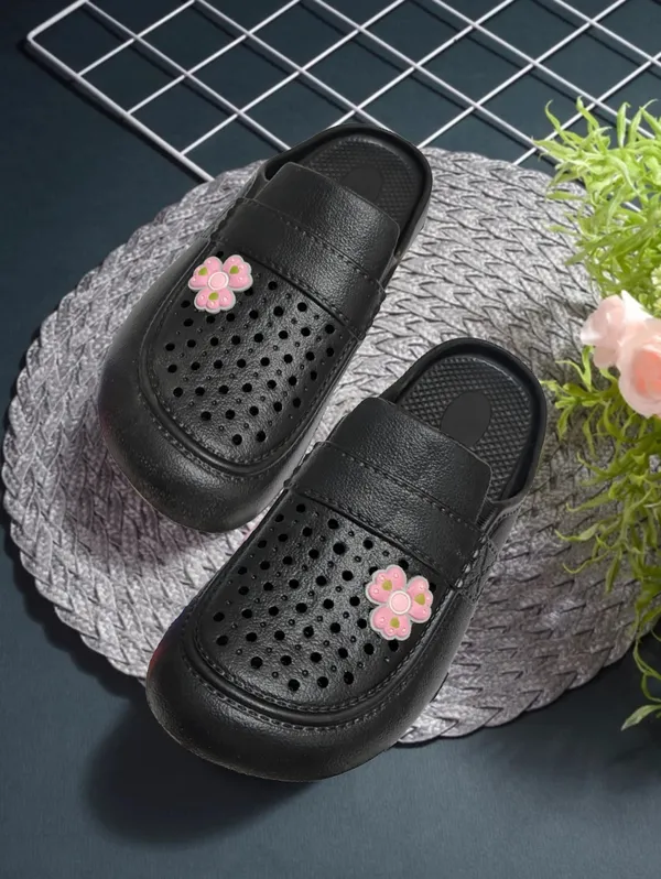 Black_Slip-On_Clog_Sandals_For_Women