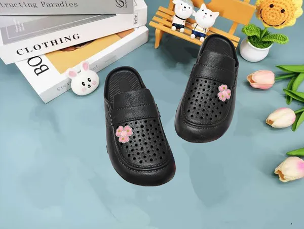 Black_Slip-On_Clog_Sandals_For_Women